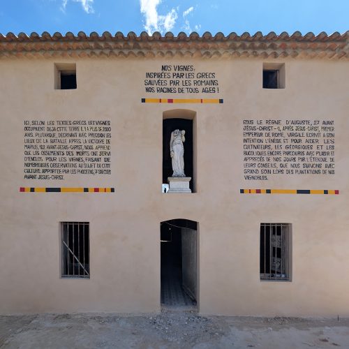 Fresque sur la bastide du Château Coussin, Négociant et Producteur de vin basé à Trets, selon une composition de Gabriel SUMEIRE - Juin 2025