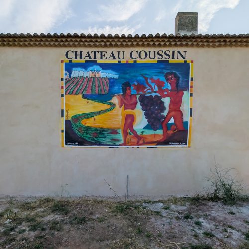 Fresque sur la bastide du Château Coussin, Négociant et Producteur de vin basé à Trets, selon une composition de Gabriel SUMEIRE - Juin 2025