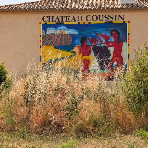 Fresque sur la bastide du Château Coussin, Négociant et Producteur de vin basé à Trets, selon une composition de Gabriel SUMEIRE - Juin 2025