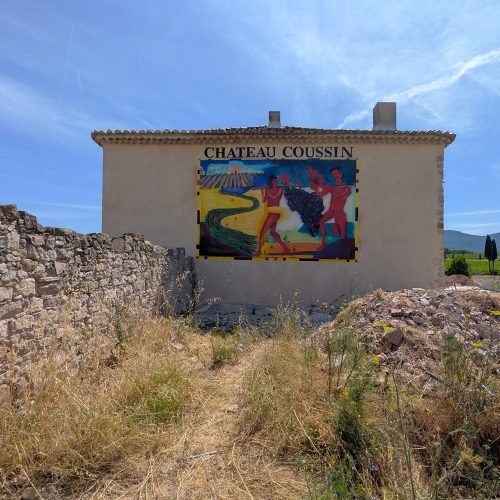 Fresque sur la bastide du Château Coussin, Négociant et Producteur de vin basé à Trets, selon une composition de Gabriel SUMEIRE - Juin 2025