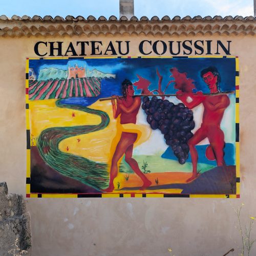 Fresque sur la bastide du Château Coussin, Négociant et Producteur de vin basé à Trets, selon une composition de Gabriel SUMEIRE - Juin 2025