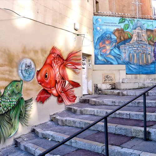 Une rencontre fortuite à Marseille, des allégories de la découverte, dans le quartier du Panier, à Marseille en face de l’hôtel Intercontinental et sur le portail du Théàtre du Lacydon. Street-Art et Graffiti