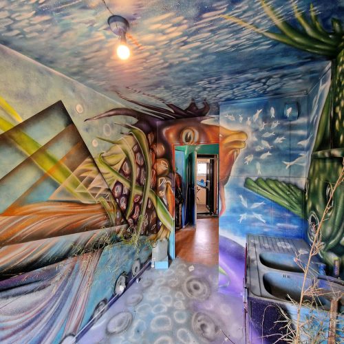 « Aquarium anamorphique », des anamorphoses réalisées à l’aérosol au sein de la cuisine d’un appartement, dont l’immeuble était voué à la destruction : 90 Artistes pour 25 appartements dans le cadre de l’événement « Planète Périphérique » au mois d’Avril 2023 à Paris 20. Street-Art et Graffiti
