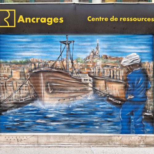 « Marseille, Terre d’immigration », fresque réalisée pour l’association « Ancrages », centre de ressources bibliographiques et centre de formations relatives aux questions d’immigration, dans le quartier de la Major à Marseille. Street-Art et Graffiti.