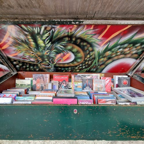 Le dragon littéraire ou la découverte de l’histoire des Hommes par le livre, une fresque réalisée pour Gaga Land, bouquiniste des quais de Seine à paris en juin 2023, à l’aérosol. Street-Art et Graffiti