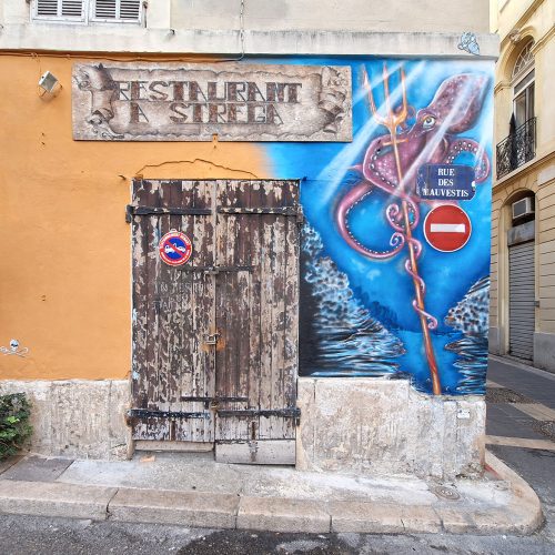 Réalisation de la fresque à l’aube de l’antiquité pour le restaurant corse « A Strega », dans le quartier du panier à Marseille. Fresque réalisée au mois d’octobre 2023, à l'aérosol. Street-Art et Graffiti.