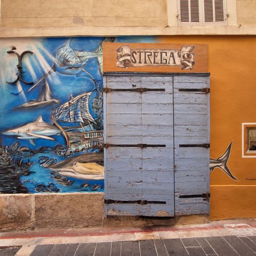Réalisation de la fresque à l’aube de l’antiquité pour le restaurant corse « A Strega », dans le quartier du panier à Marseille. Fresque réalisée au mois d’octobre 2023, à l'aérosol. Street-Art et Graffiti.
