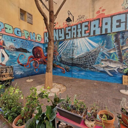 Ostaria restaurant dans le quartier du panier à Marseille, fresque réalisée pour la terrasse au mois de juillet 2023, à l'aérosol. Les fonds marins et un clin d'oeil à Hugo pratt et son personnage Corto maltese. Street-Art et Graffiti