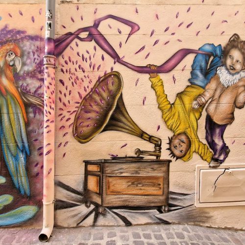 Rue Saint-Antoine, dans le quartier du panier à Marseille, fresque réalisée au mois de mars 2023, à l'aérosol. "Jungle Jam", une jungle sortie d'un gramophone découvert par deux petites filles du quartier.