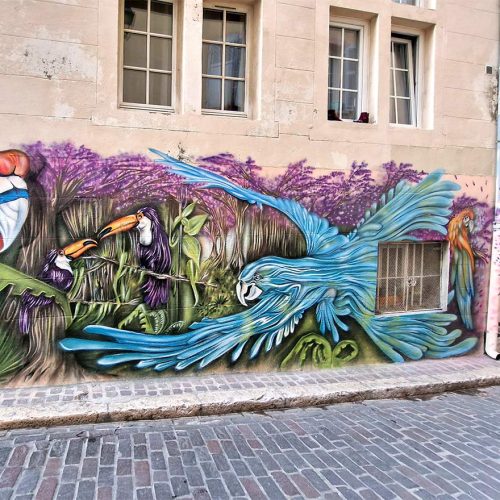 Rue Saint-Antoine, dans le quartier du panier à Marseille, fresque réalisée au mois de mars 2023, à l'aérosol. "Jungle Jam", une jungle sortie d'un gramophone découvert par deux petites filles du quartier.