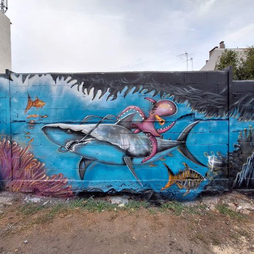 Fresque réalisée au mois de septembre 2023, à l'aérosol, à la Ferme de l’îlot à Gentilly près de Paris, le poulpe au requin, allégorie de la vie et des interactions entre les êtres. Street-Art et Graffiti.