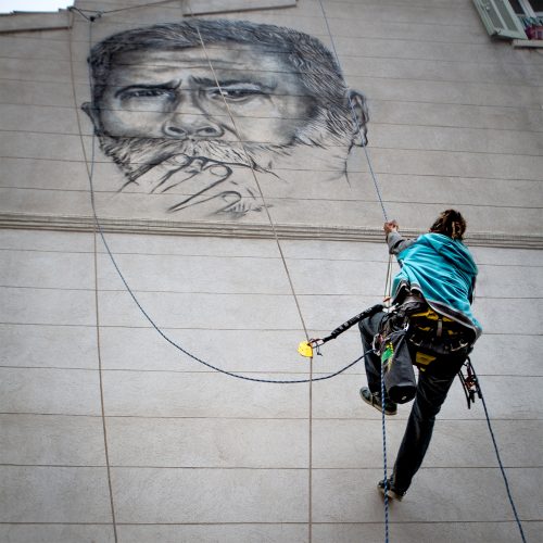 Titus, portrait d'un enfant du Panier, place des Pistoles, à Marseille en octobre 2024, réalisée en corde - 13 Habitat