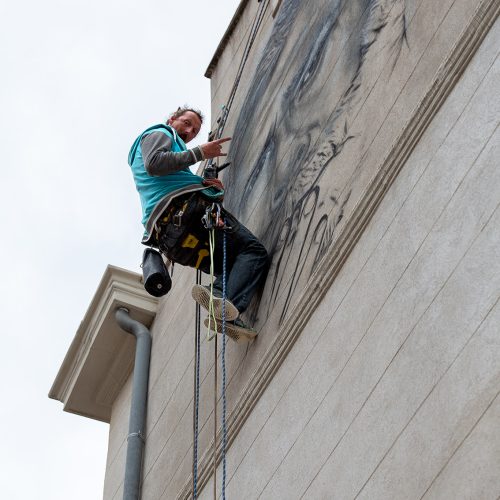 Titus, portrait d'un enfant du Panier, place des Pistoles, à Marseille en octobre 2024, réalisée en corde - 13 Habitat
