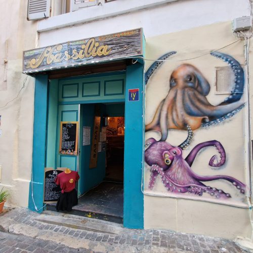 Rue Saint-Antoine, dans le quartier du panier à Marseille, les poulpes au Massilia, restaurant à Tapas. Fresque réalisée au mois d’avril 2023, à l'aérosol. Street-Art et Graffiti.